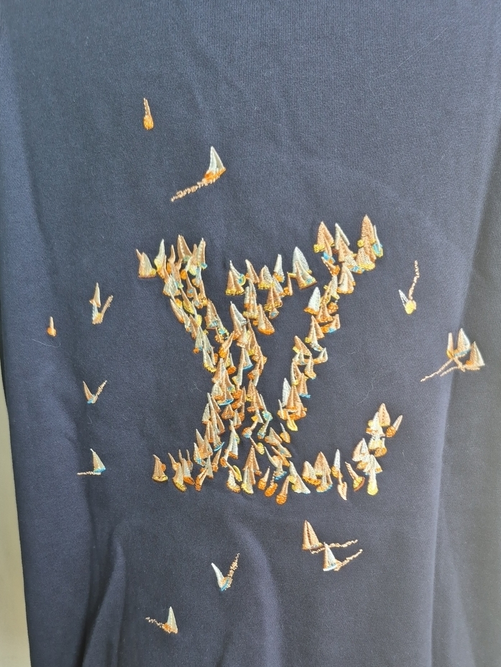 HOODED BLUE SWEATSHIRT WITH ARTWORK